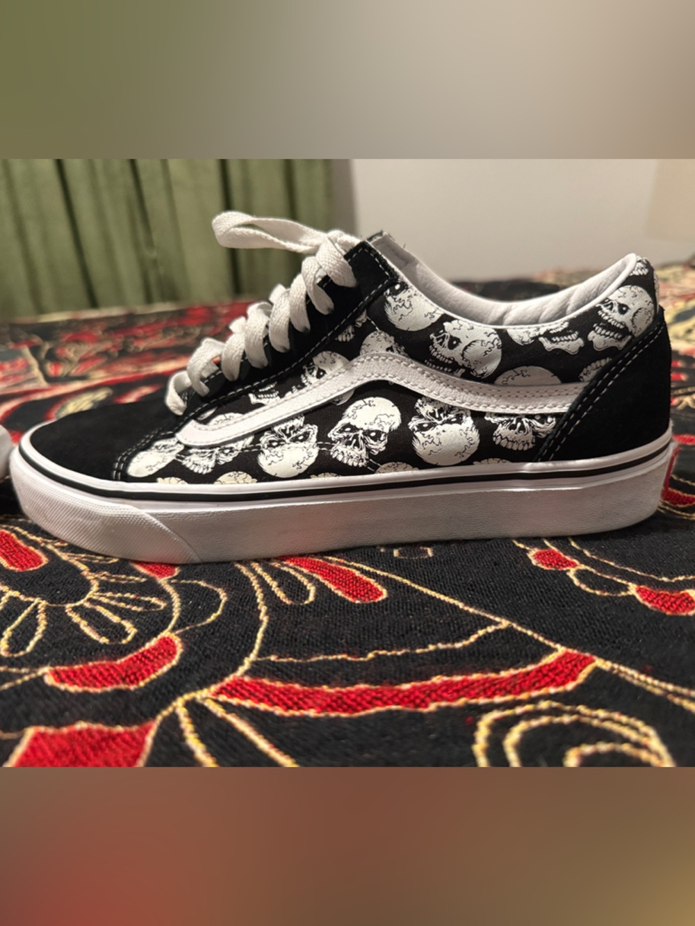Like New Vans Black & White Low-Top Skate Shoes with Skull Print - Picture 3 of 8